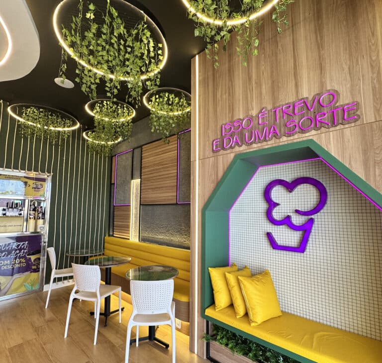 Interior de uma loja Trevo Açaí